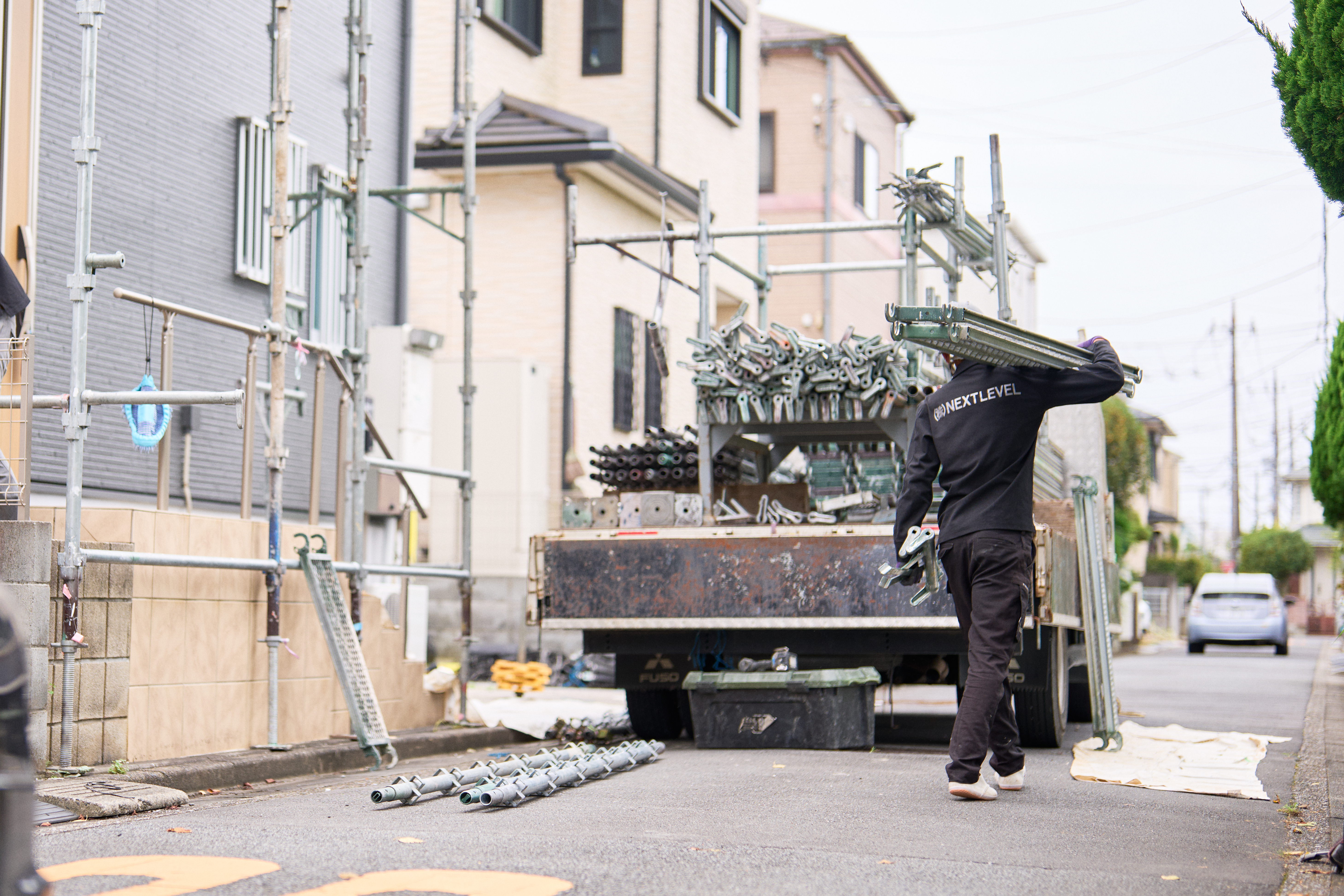 屋根まわりの作業を支える足場